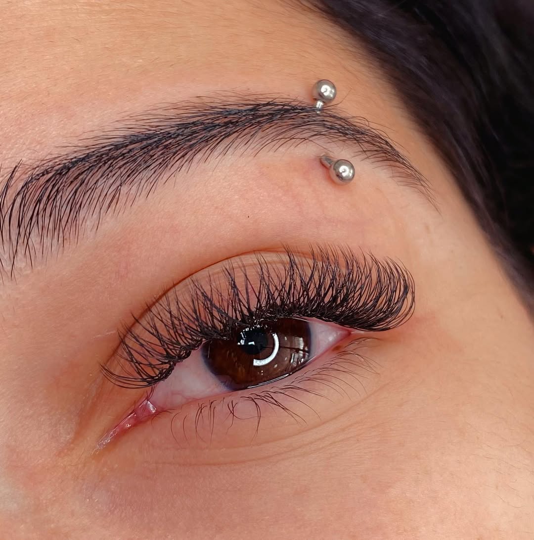 Alongamento de cílios - olho castanho com piercing